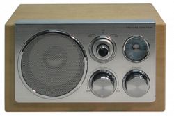 SYLVANIA AM/FM CLASSIC STYLE TABLE RADIO WOOD DESIGN