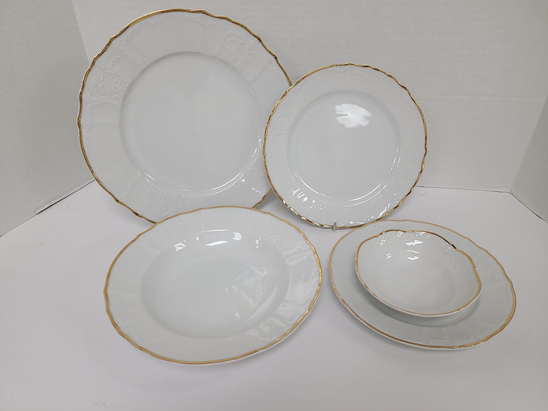 Vikko Luxe White Gold Bernadotte 20 Piece Porcelain China Dinnerware Set